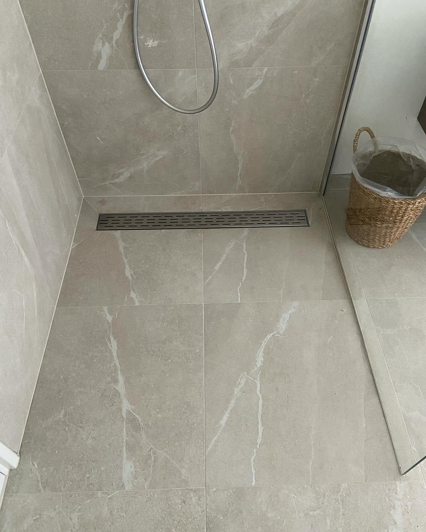 Tijdloze badkamer met lichte tegelbasis - foto 1
