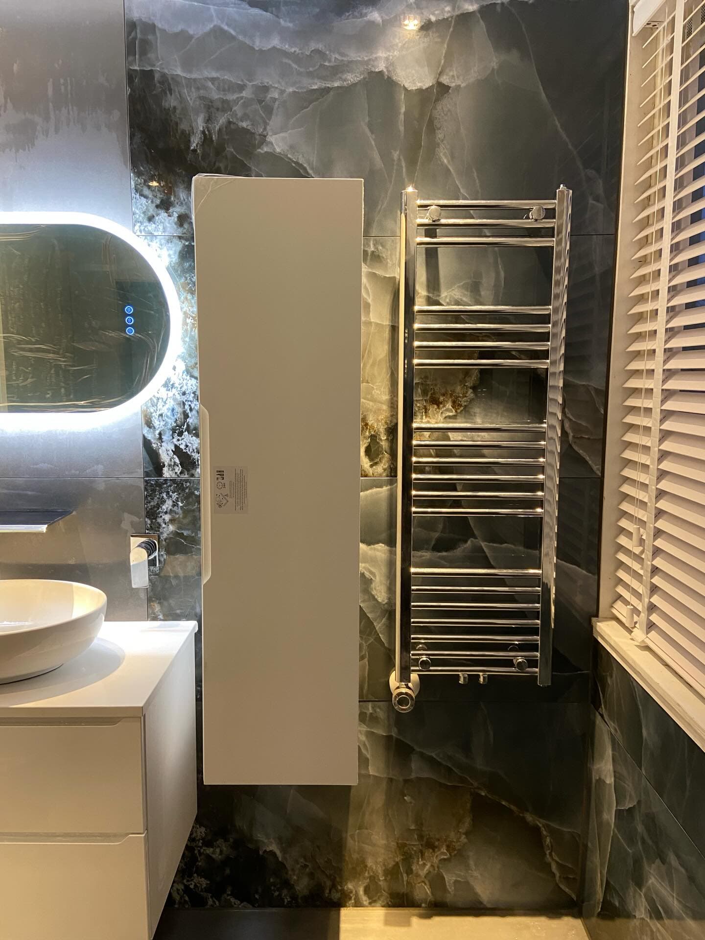 Heldere badkamer met maatwerk en glaswand - foto 1