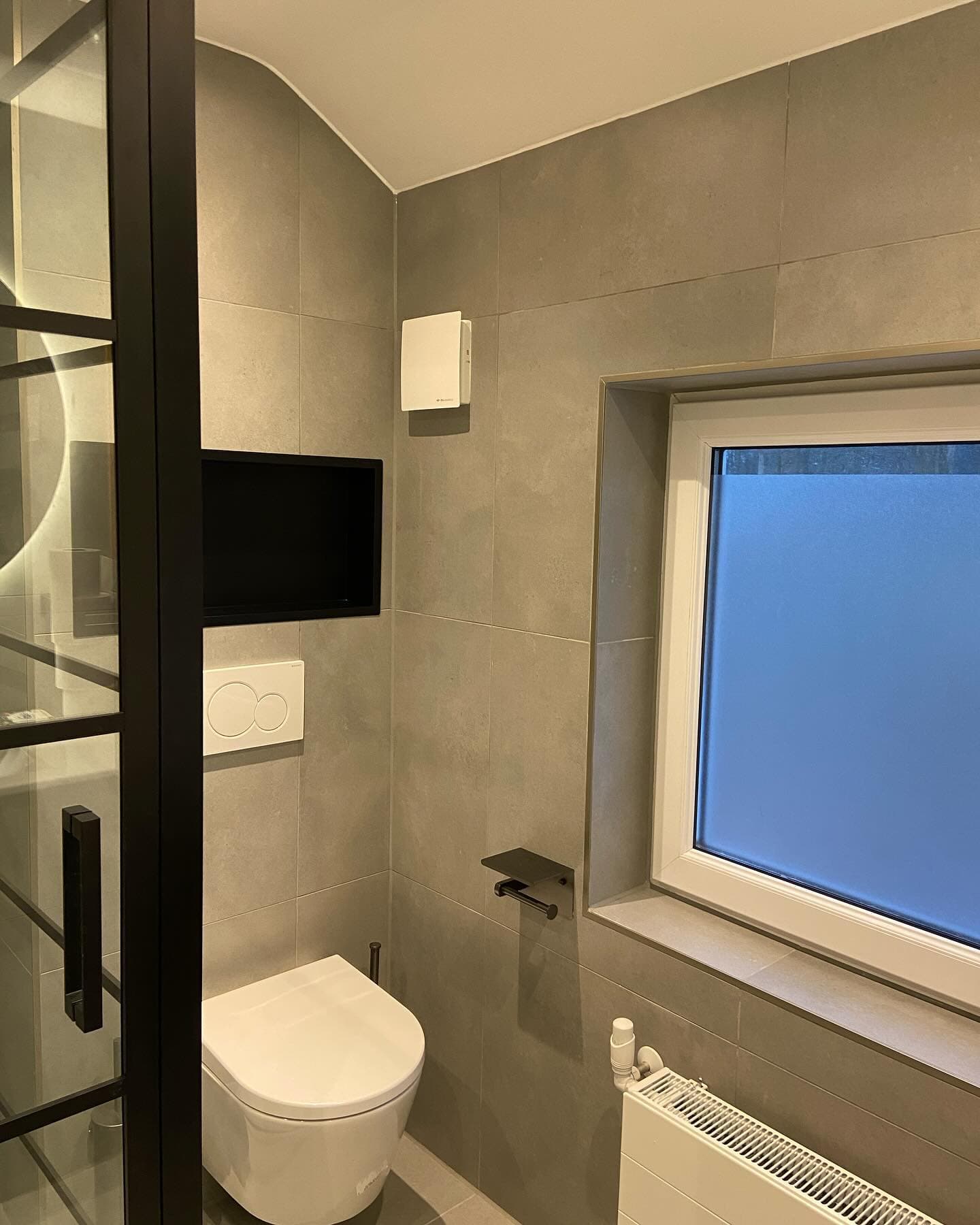 Luxe badkamer met donkere accenten - foto 1